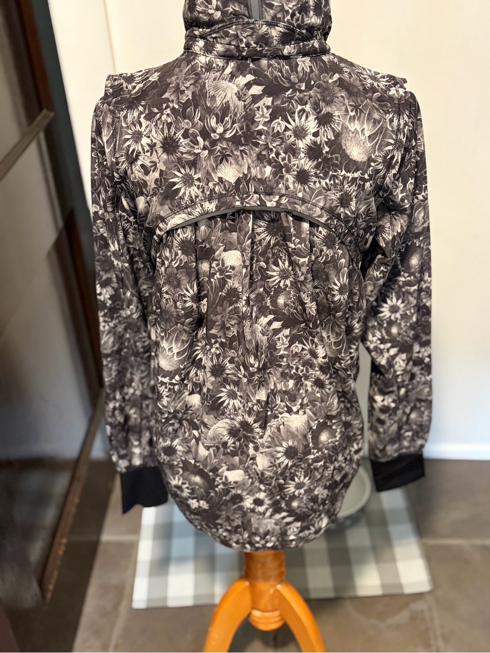 Ladies Lululemon Floral Print Long-Sleeve jacket. - Black & Gray
